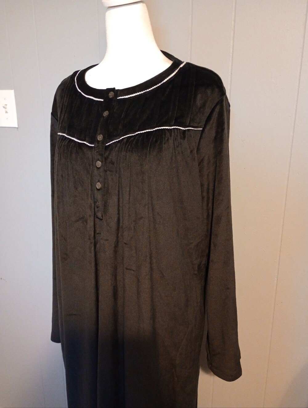 Aria Black Velvety Nightgown House Dress Granny Gown w/ Pockets Size XL Like New - Picture 2 of 9